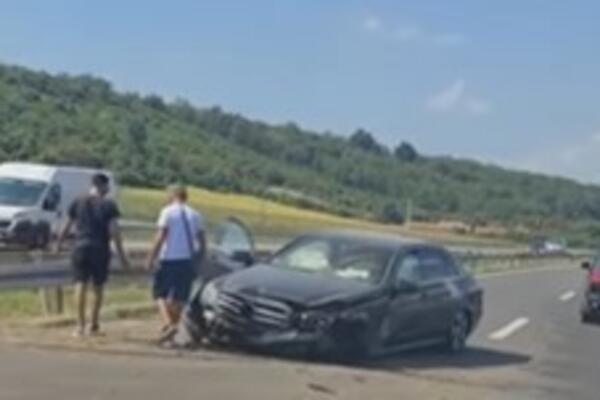 JEZIV PRIZOR NA AUTO-PUTU KA BEOGRADU: Automobilom se zakucao u bankinu, delovi vozila rasuti po putu (VIDEO)