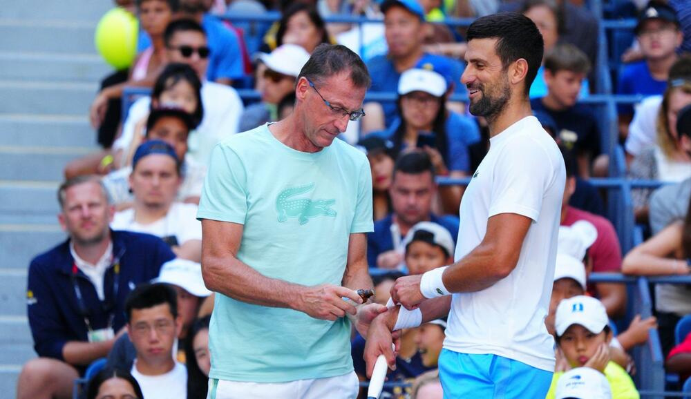 Klaudio Cimalja ukazuje pomoć Novaku Đokoviću