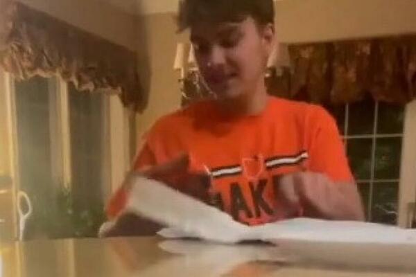 DOBIO JE POKLON OD SESTRE KOJI JE KRIO VELIKU TAJNU: Kada je video šta je u KUTIJI nije mogao da ZAUSTAVI SUZE