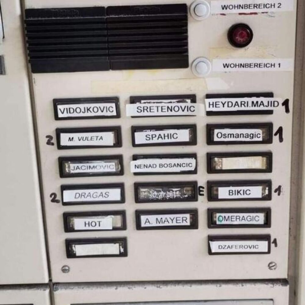 Lista prezimena na interfonu