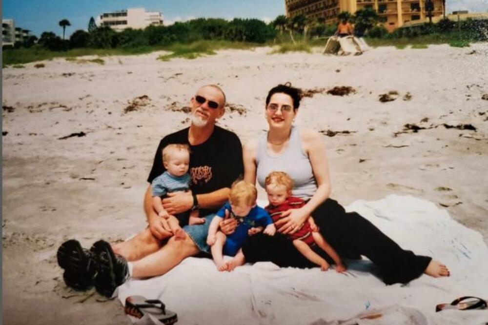 OVA PORODIČNA FOTOGRAFIJA JE NAIZGLED NORMALNA, ALI...: Istina koja stoji iza nje će vas IZBEZUMITI (FOTO)