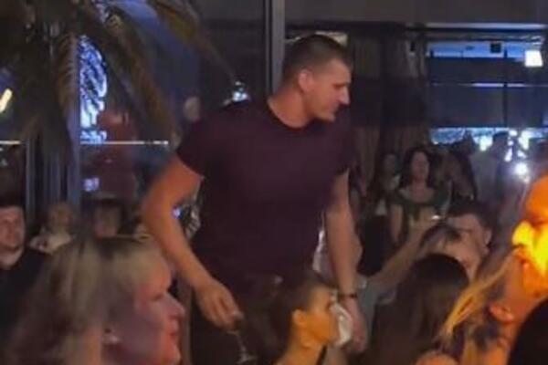 JOKIĆ MORA DA JE UMORAN POSLE TEŠKOG LUMPERAJA: Pogledajte kako je "harao" uz Cecine pesme! (VIDEO)