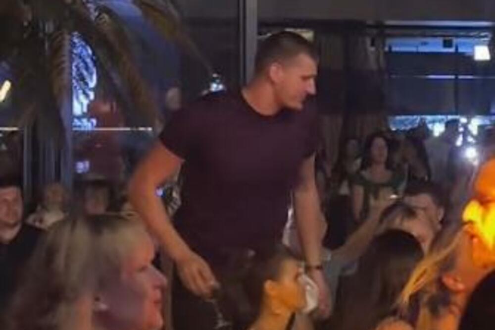 JOKIĆ MORA DA JE UMORAN POSLE TEŠKOG LUMPERAJA: Pogledajte kako je "harao" uz Cecine pesme! (VIDEO)