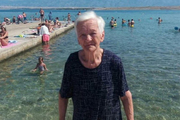 BAKA MARIJA (89) OVE GODINE PRVI PUT OTIŠLA NA MORE SA ĆERKAMA: Ljudi plaču dok slučaju priču, evo zašto tek SADA