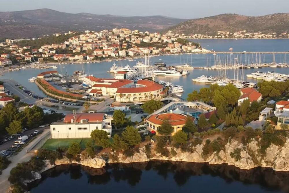 AKO SE PAR OVDE OKUPA, VERUJE SE DA ĆE SE ZAUVEK VOLETI: Ovo jezero je BISER JADRANA, ali krije jednu MISTERIJU!