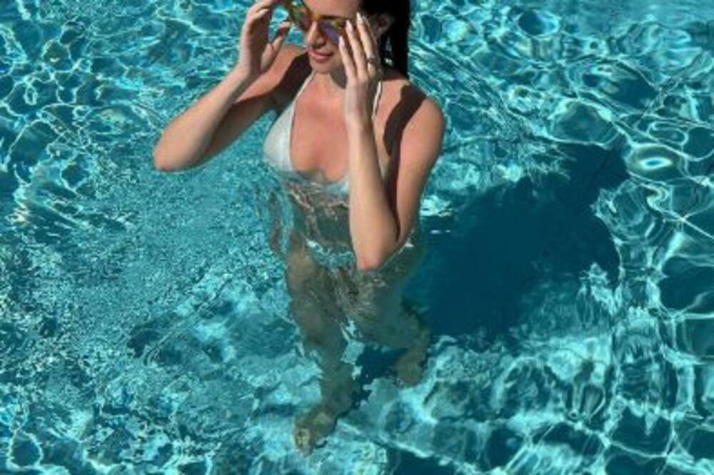 OMILJENA VODITELJKA RTS-A MOKRA DO GOLE KOŽE: Minijaturni bikini istakao svaku oblinu, ove fotke vam neće dati mira