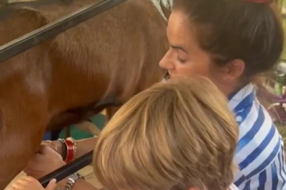 OVAKO MARIJA KARAN UŽIVA SA SINOM NA SELU: Glumica sve podelila JAVNO, oduševićete se kada VIDITE OVO (FOTO)