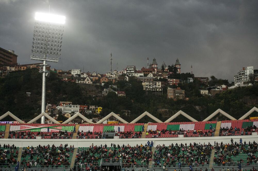 UŽASNE SCENE I NEZAPAMĆENA TRAGEDIJA: Veliki broj mrtvih na stadionu