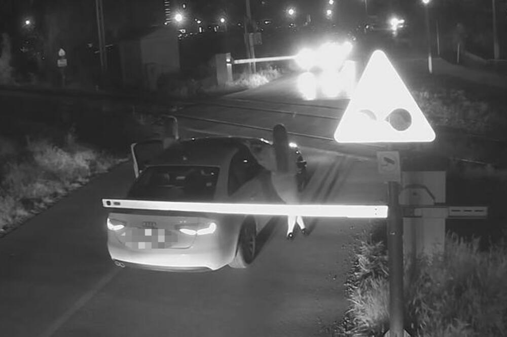 PROŠLE KROZ CRVENO AUDIJEM PA SE ZAGLAVILE IZMEĐU BRANIKA! Usnimljen ZASTRAŠUJUĆI PRIZOR u Banjaluci (VIDEO)