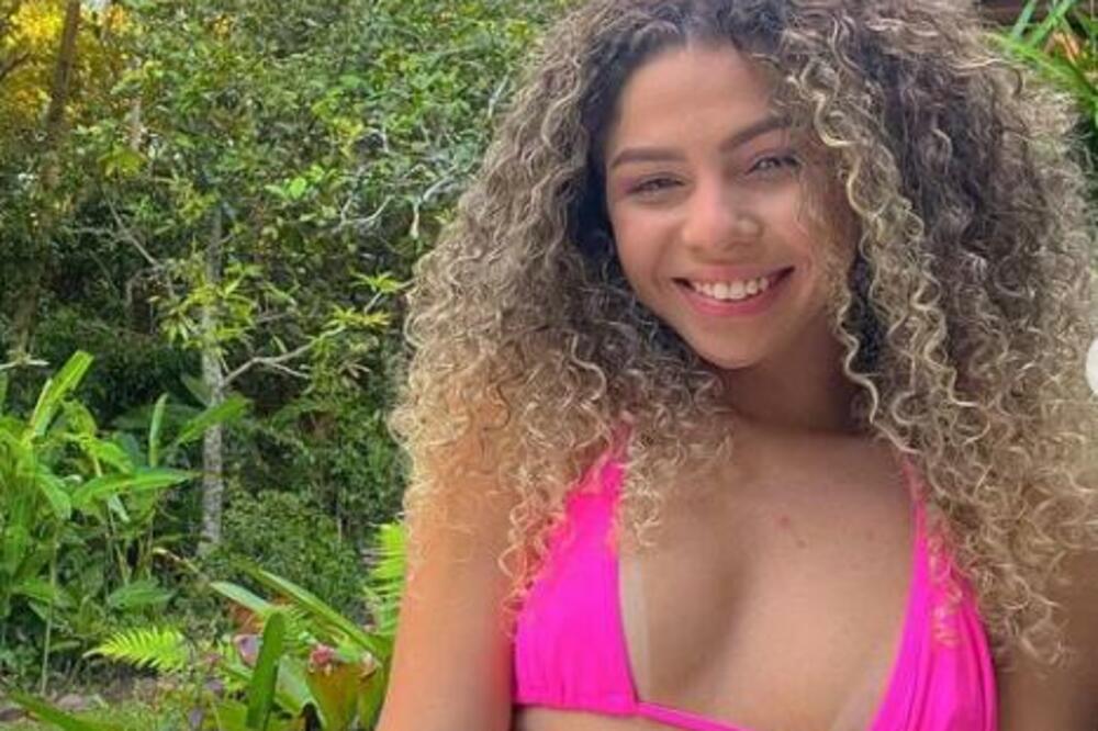 POKAZALA TANGE I GUZU TOKOM MEČA! Zbog skinutog šorca dobila veliku sumu (FOTO)