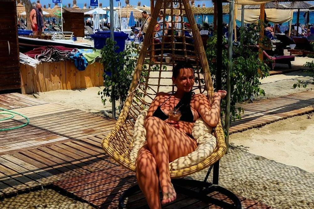 SLOBINA ŽENA IZDOMINIRALA U BIKINIJU: Ovakve OBLINE ne viđaju se svaki dan! FOTO