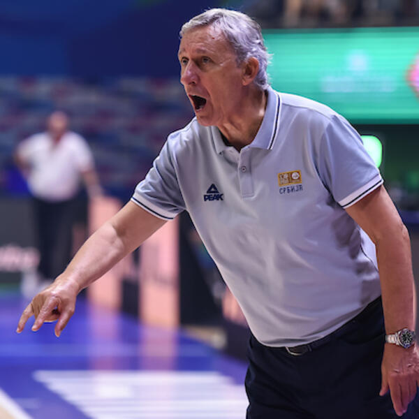 "NEMOJTE DA SE ZAJE***ATE!" Pešić psovao i urlao na igrače na klupi (VIDEO)