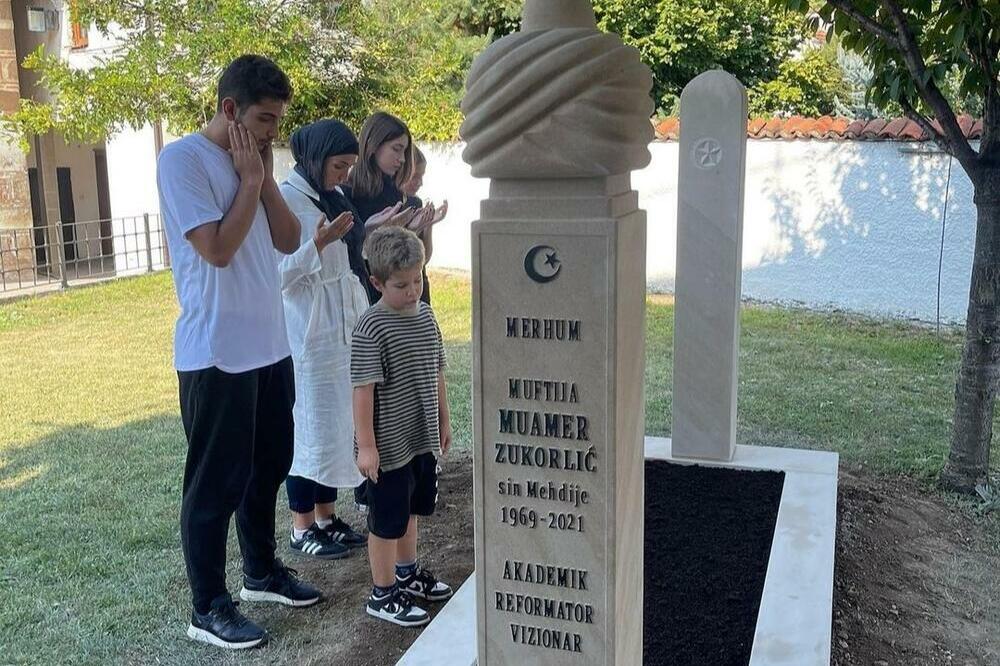 TUŽNA SCENA NA GROBU ZUKORLIĆA: Muftinica Elma dovela decu na očev grob, najmlađi sin imao je posebnu posvetu tati