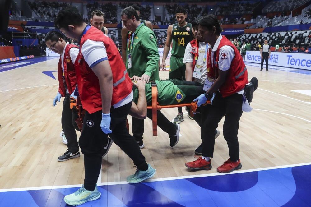 UŽASNA POVREDA NESUĐENOG KOŠARKAŠA PARTIZANA: Vrisak i suze ZALEDILI Džakartu! (VIDEO)