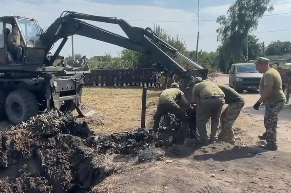 JEZIV SNIMAK SA MESTA PADA UKRAJINSKIH AVIONA: U sudaru POGINULE tri osobe, bageri vadili spržene olupine (VIDEO)