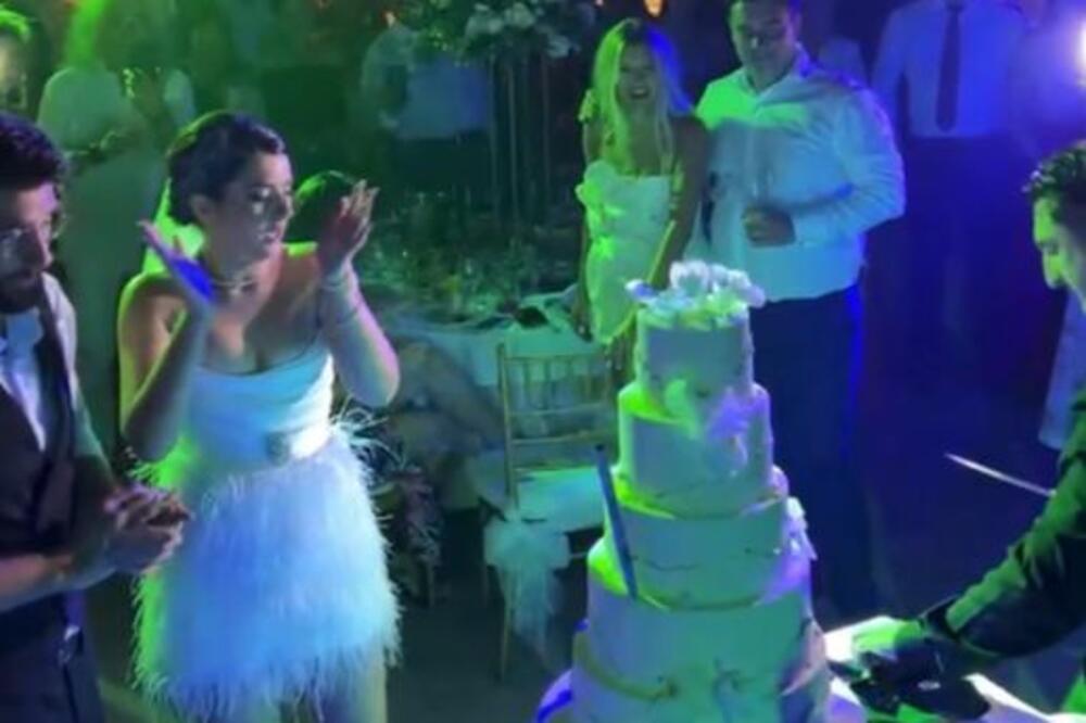 NAŠA PEVAČICA IZGOVORILA SUDBONOSNO "DA": Danica BLISTALA u VENČANICI, a evo i čime se bavi MLADOŽENJA