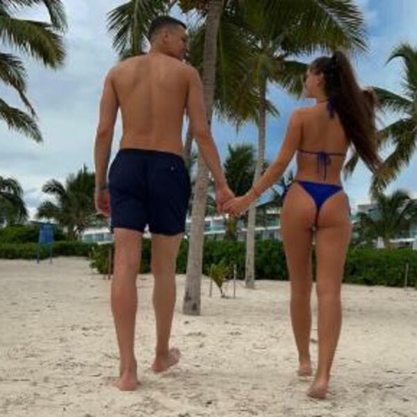 ĐORĐE PETROVIĆ DOVODI SRPSKU LEPOTICU U LONDON: Englezi već BRUJE o ATRAKTIVNOM paru, Đina ih OČARALA! (FOTO)