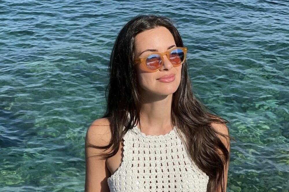 DA LI JE ONA NAJZGODNIJA ŽENA NA RTS? Elegantno izdanje dovešće vas do LUDILA, na njoj sve PUCA, BALKANSKA LEPOTA