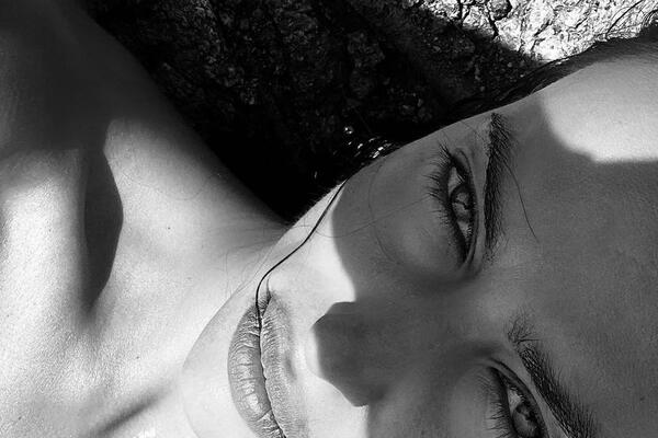 ŠTA RADI OVA ŽENA? Vatrena brineta se mazila sa DRUGOM Novaka Đokovića, a sad sve IZNENADILA NAGIM FOTKAMA