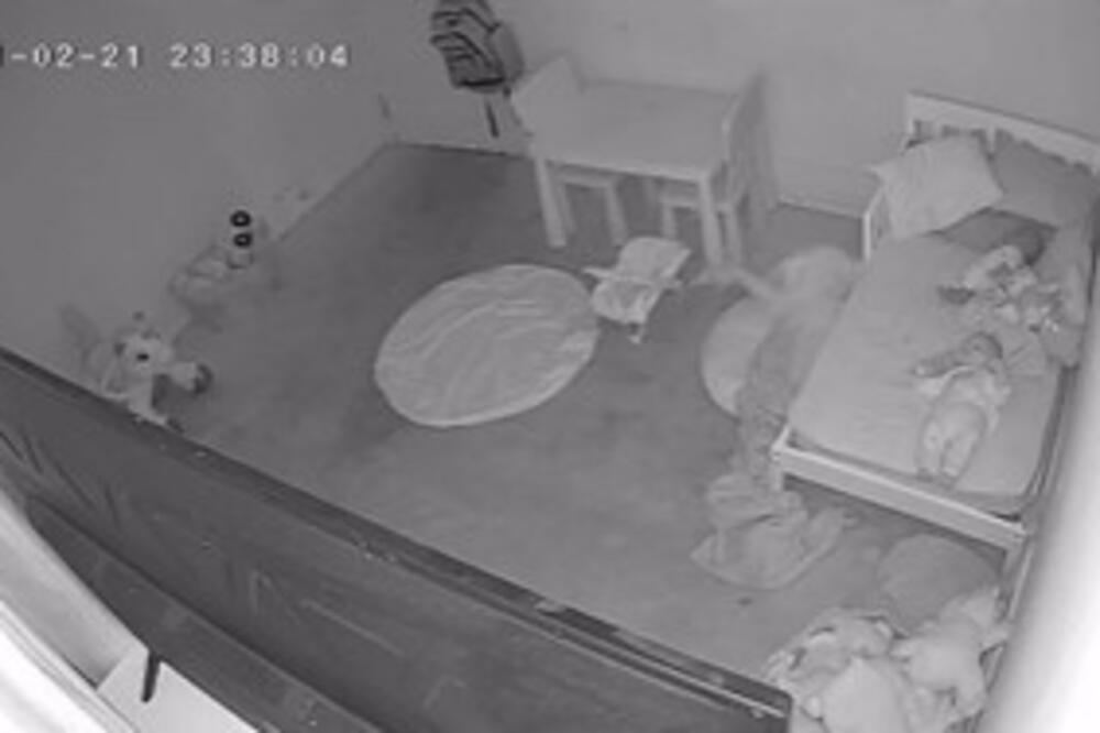 ŠTA JE BRE OVO!? Bebu je nešto povuklo ispod kreveta, POGLEDAJTE JEZIV SNIMAK! (VIDEO)