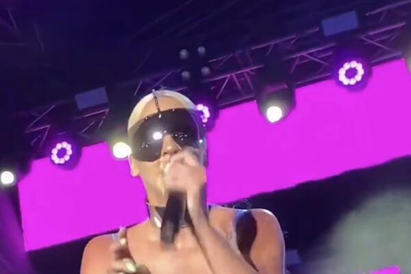 KARLEUŠA ČUČNULA PA JOJ NEŠTO ISPALO: Fotke govore više od reči, SVI ĆE ZUMIRATI OVAJ DEO