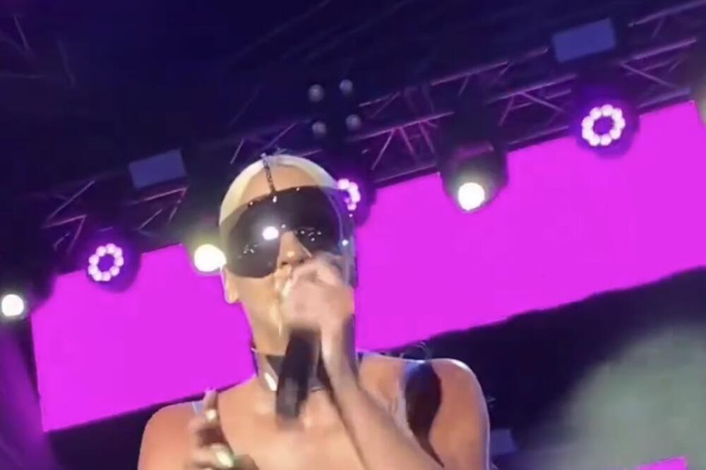 KARLEUŠA ČUČNULA PA JOJ NEŠTO ISPALO: Fotke govore više od reči, SVI ĆE ZUMIRATI OVAJ DEO