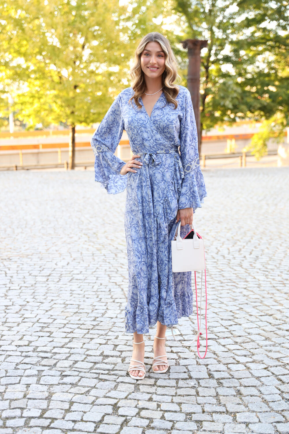 Kosu je uvila u talase i imala je diskretnu šminku na svom licu.