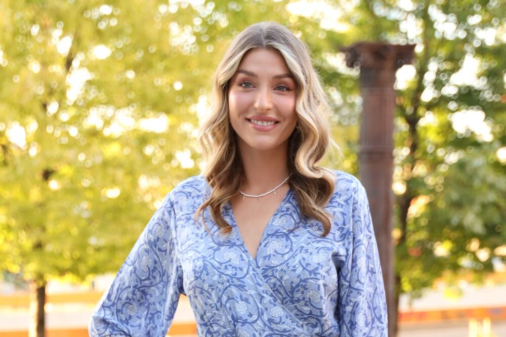 ĆERKU GAGIJA JOVANOVIĆA OVAKVU DO SADA NISMO VIDELI! TRAČICE JOJ JEDVA PREKRIVAJU BUJNE OBLINE: Zanosna do bola