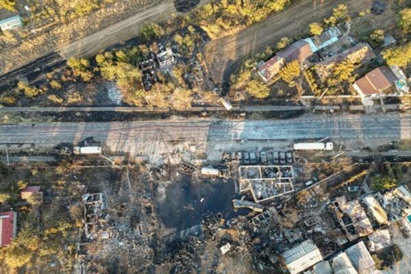 POTRESNI PRIZORI IZ RUMUNIJE, SVE JE RAZORENO STOTINAMA METARA UNAOKOLO: Eksplozija progutala deo NASELJA (FOTO)