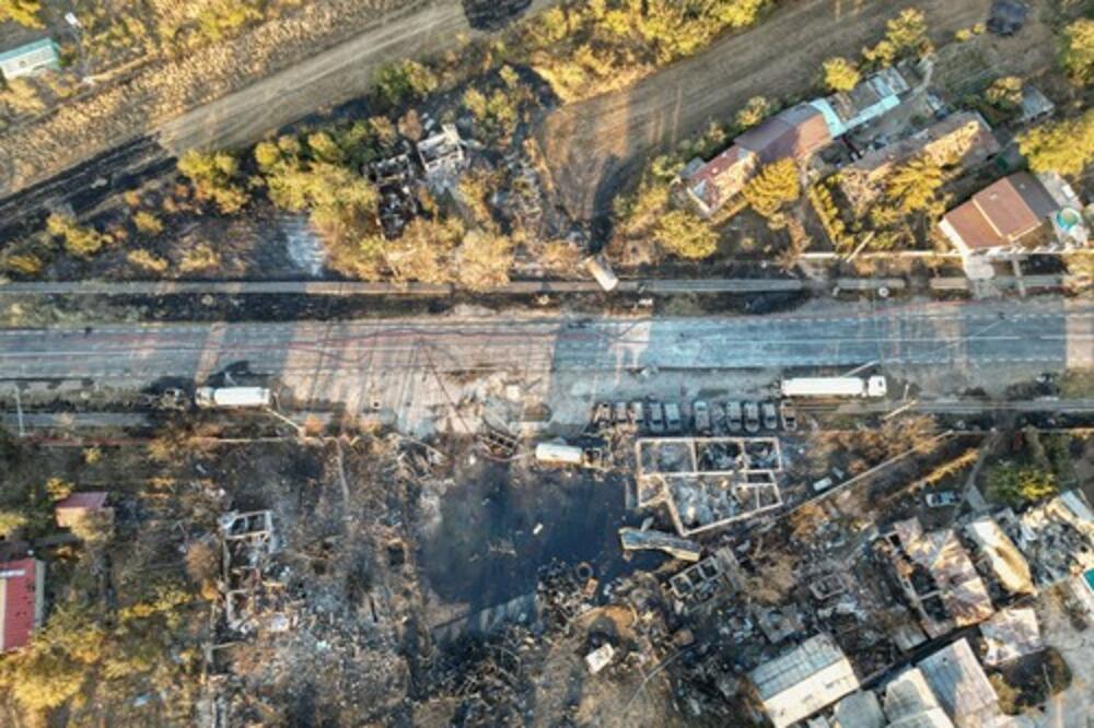 POTRESNI PRIZORI IZ RUMUNIJE, SVE JE RAZORENO STOTINAMA METARA UNAOKOLO: Eksplozija progutala deo NASELJA (FOTO)