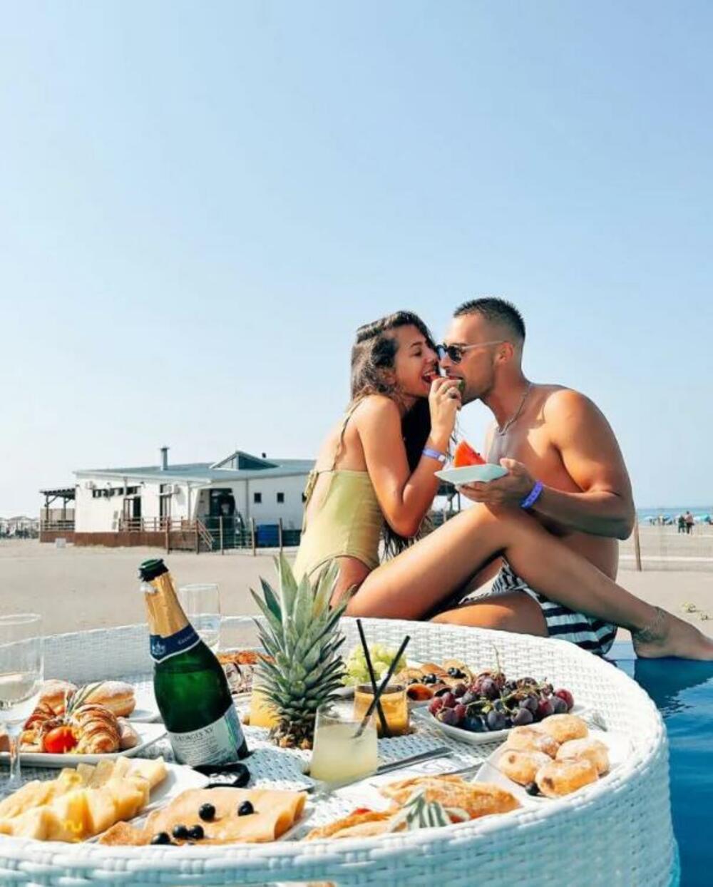 Čini se da se nešto lepo dešava između njih