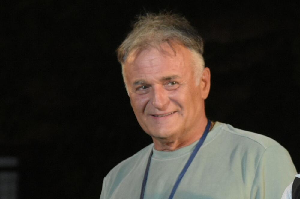 LEKO, JESI LI OVO STVARNO TI? GODINE UČINILE SVOJE: Uslikan kad se NAJMANJE NADAO, mlada žena mu mrsi SEDE KOSE