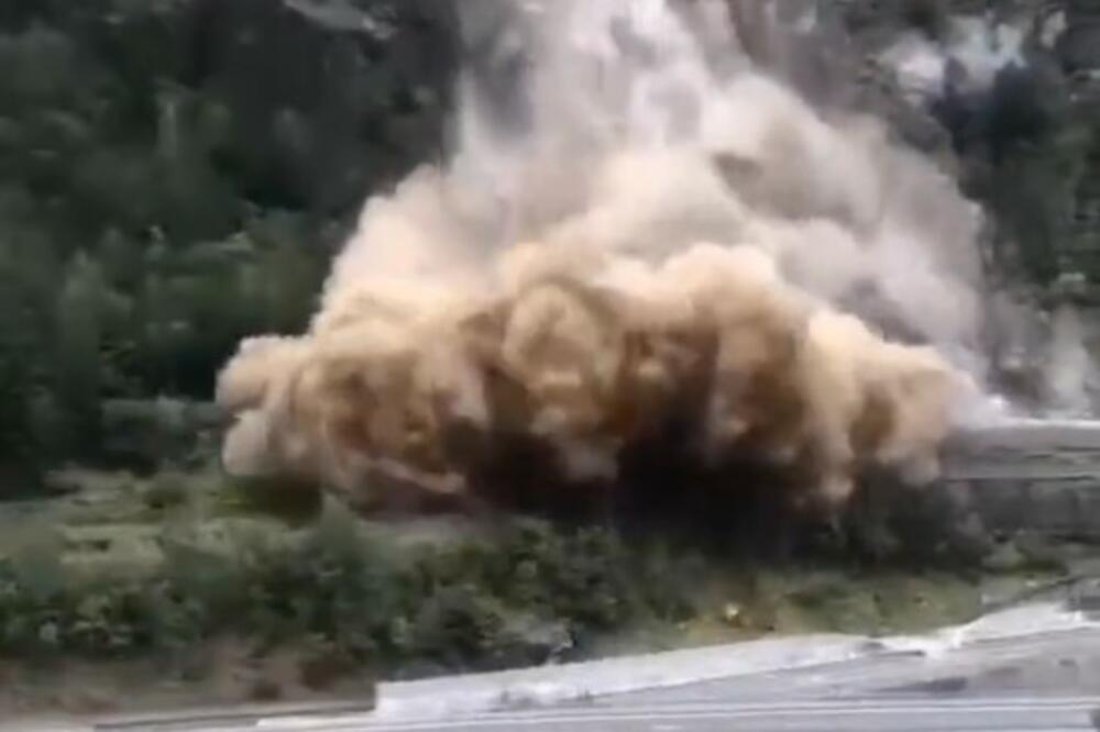 OLUJA KOJA SE STUŠTILA NA HRVATSKU NAPRAVILA HAOS U ITALIJI: Snimljen trenutak kada je CELO BRDO PALO (VIDEO)