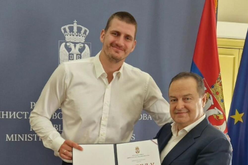 DAČIĆ URUČIO JOKIĆU VREDNO PRIZNANJE: "To je naš dug, deo svojih uspeha posvećuje svojoj zemlji"