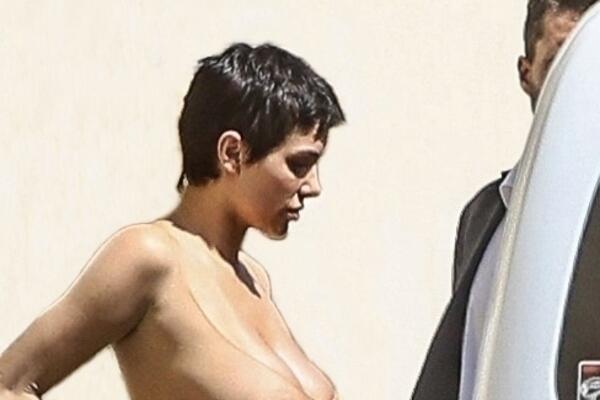 ONA SVOJOM GOLOTINJOM FRAPIRA, A SADA OD PARTNERA DOBILA OVU ZABRANU: Ljudi BRUJE o njenom PONAŠAJU, a sad i OVO