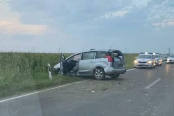 PRVE SLIKE SA LICA MESTA: Teška nesreća na Zrenjaninskom putu, više osoba povređeno! (FOTO)