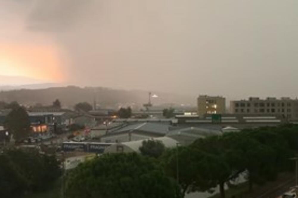 JAKA OLUJA POGODILA TRST, PA PROTUTNJALA SLOVENIJOM: Poplavljeni putevi, evo gde je NAJKRITIČNIJE (VIDEO)