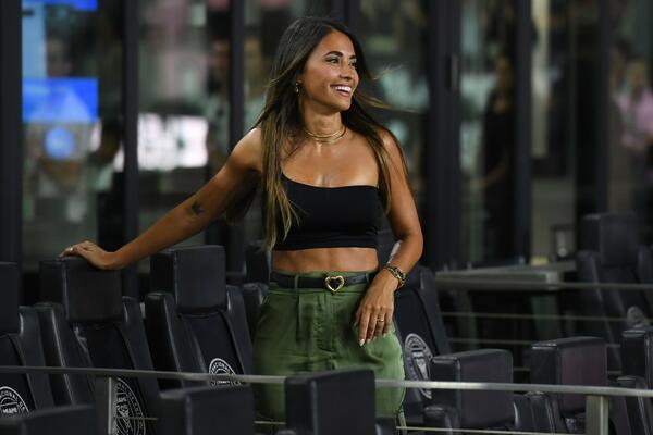 MESIJEVA LEPOTICA ZAMALO POLJUBILA U USTA NJEGOVOG ČUVENOG SAIGRAČA! Antonela izbegla skandal za dlaku (VIDEO)