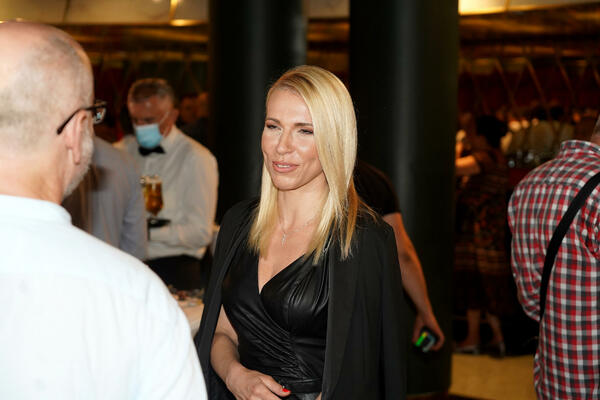 Irina otkida kakva je riba! Voditeljka u kupaćem zgodnija od 20 godina mlađih devojaka, doktor dobio LOTO SEDMICU