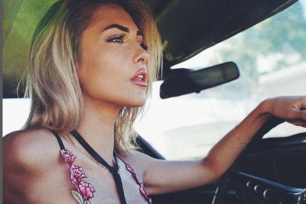 VRELA PLAVUŠA BILA JE MANEKENKA, A ONDA JE ZADESIO UŽAS ŽIVOTA:Ušla u auto i osetila OČNJAKE NA LICU (UZNEMIRUJUĆE)