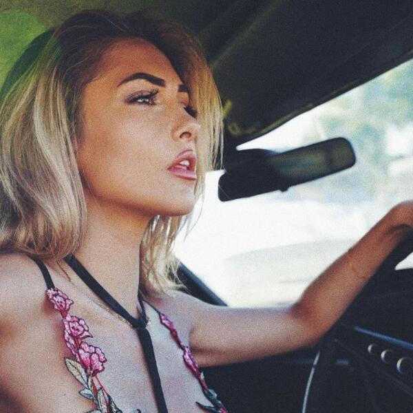 VRELA PLAVUŠA BILA JE MANEKENKA, A ONDA JE ZADESIO UŽAS ŽIVOTA:Ušla u auto i osetila OČNJAKE NA LICU (UZNEMIRUJUĆE)