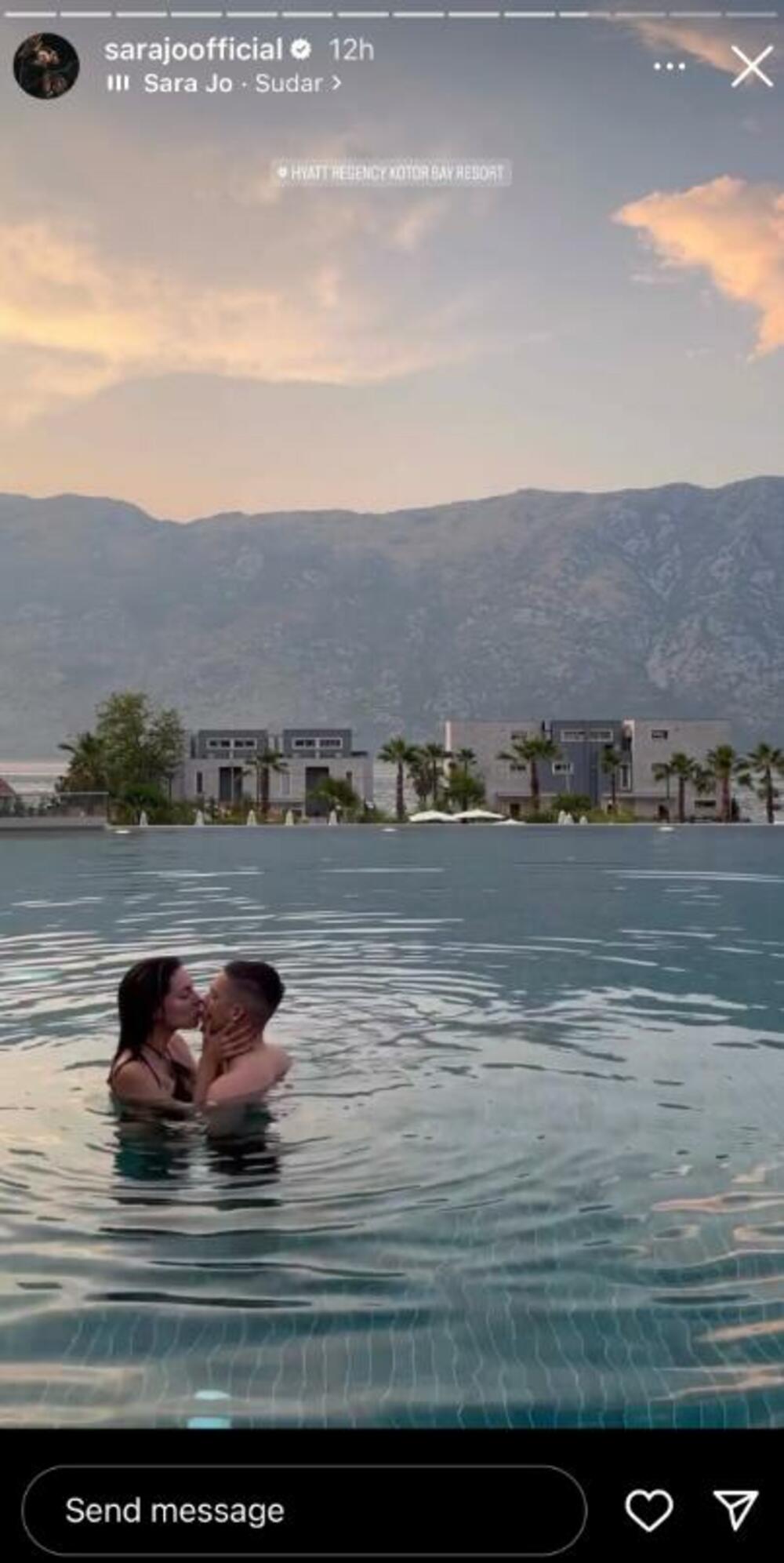 Razmenjivali su nežnosti u bazenu