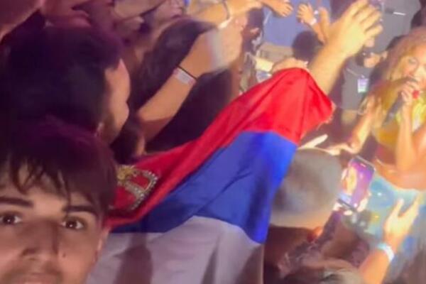 OGLASIO SE MLADIĆ KOJI JE ALBANSKOJ PEVAČICI DAO SRPSKU ZASTAVU! Ovako je TROBOJKA ZAVRŠILA KOD NJE (VIDEO)