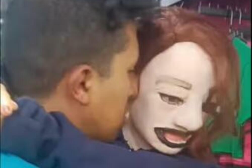 KRISTIJAN MONTENEGRO SPOPAO "SUPRUGU" USRED RADNJE: Kad se malo bolje ZAGLEDATE,tek ćete shvatiti BIZARNOST (VIDEO)