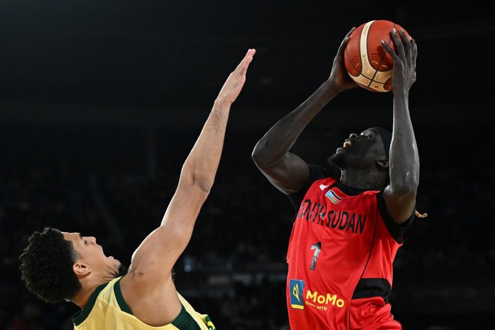 Nuni Omot (desno)  na pripremnoj utakmici za Mundobasket protiv Australije