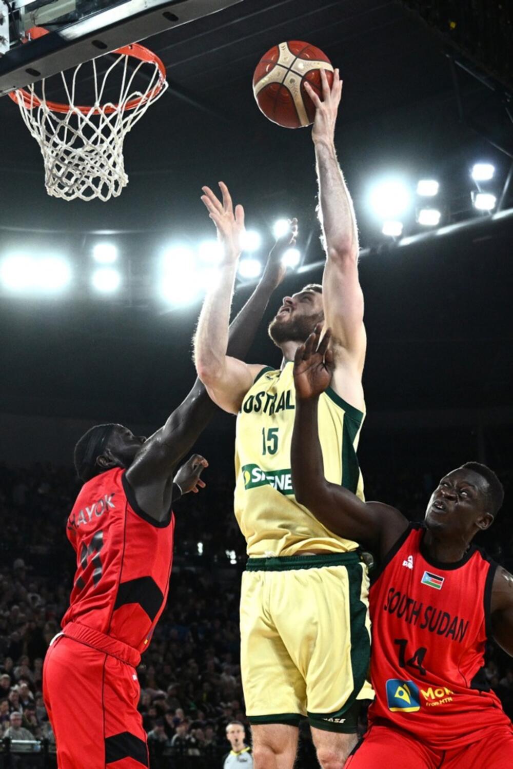 Piter Đok (desno) na pripremnoj utakmici za Mundobasket protiv Australije