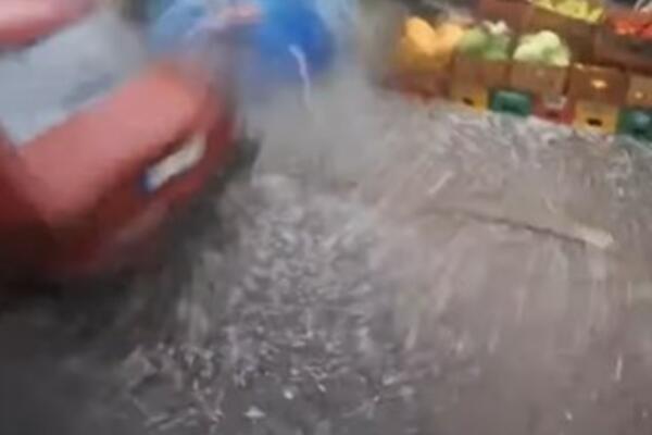 JAK GRAD ZASUO KNIĆ: Na ulicama se formiraju potoci (VIDEO)