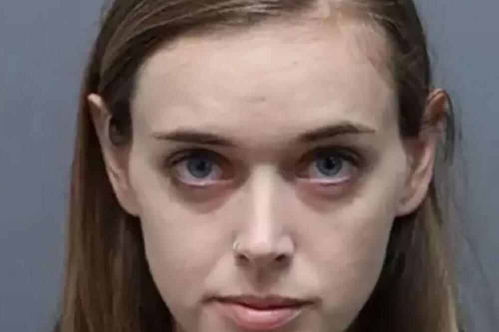 PROGLAŠENA "NASTAVNICOM MESECA", A ONDA SILOVALA UČENIKA: Pazite samo šta je REKLA KADA SU JOJ uručili NAGRADU