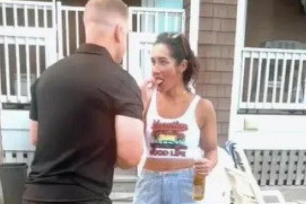 STAJALA JE NA ULICI I JELA KEKS, A ONDA JOJ JE PRIŠAO DEČKO: Počela je da BEŽI čim je videla šta RADI na ZEMLJI