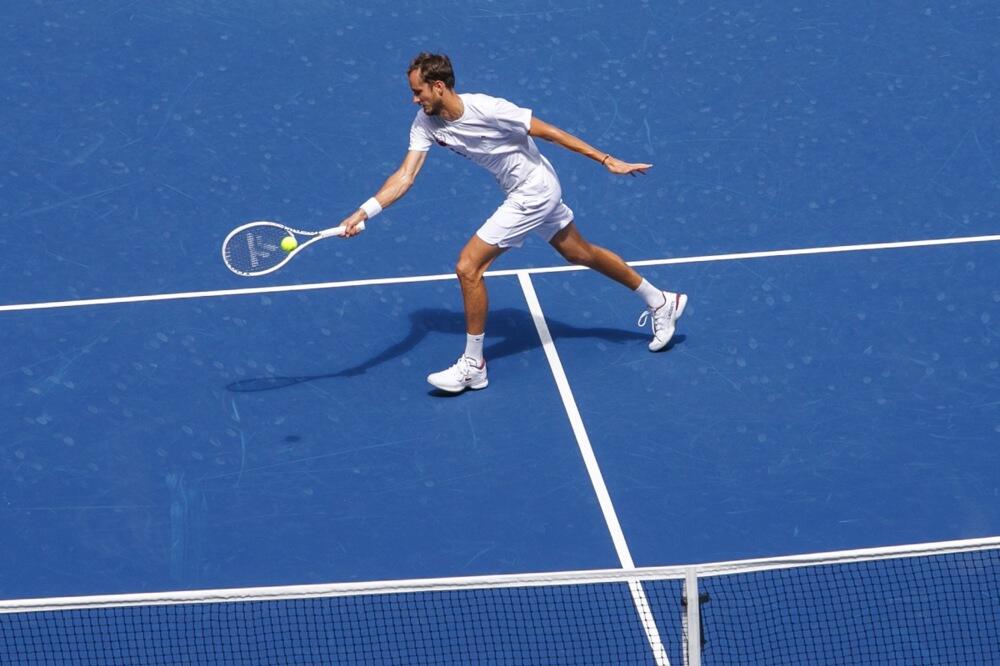 SUROVA PARTIJA: Medvedev ekspresno do druge runde, izgubio samo dva gema! (FOTO)